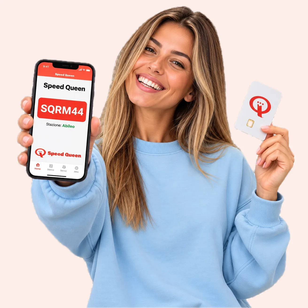 Ragazza sorridente che mostra l'app Speed Queen con il codice lavanderia SQRM44 sullo smartphone e la card Speed Queen